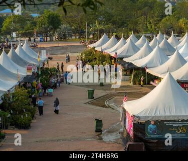 Putrajaya, Malaysia - 10. August 2022 Weiße Zelte mit Menschen, die während der MAHA expo landwirtschaftliche Gegenstände kaufen. Stockfoto