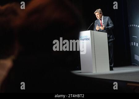 Industriekonferenz 2023 von BMWK und Bündnis für Zukunft der Industrie - Robert Habeck, Bundeswirtschaftsminister, während seiner Keynote zur Eröffnung der KonferenzIndustriekonferenz 2023 von BMWK und Bündnis für Zukunft der Industrie - Robert Habeck, Bundeswirtschaftsminister, während seiner Keynote zur Eröffnung der Konferenz, Berlin Berlin Deutschland Eventlocation Radialsystem *** Industriekonferenz 2023 des BMWK und Allianz für die Zukunft der Industrie Robert Habeck, Bundeswirtschaftsminister, während seiner Keynote bei der Eröffnung der Konferenz Industriekonferenz 2023 des BMWK Stockfoto