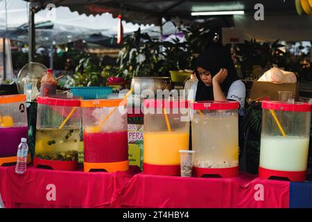 Putrajaya, Malaysia - 10. August 2022 farbenfrohe Getränke am Straßenstand während der MAHA expo. Stockfoto