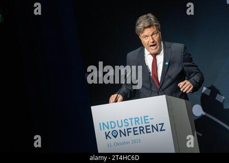 Industriekonferenz 2023 von BMWK und Bündnis für Zukunft der Industrie - Robert Habeck, Bundeswirtschaftsminister, während seiner Keynote zur Eröffnung der KonferenzIndustriekonferenz 2023 von BMWK und Bündnis für Zukunft der Industrie - Robert Habeck, Bundeswirtschaftsminister, während seiner Keynote zur Eröffnung der Konferenz, Berlin Berlin Deutschland Eventlocation Radialsystem *** Industriekonferenz 2023 des BMWK und Allianz für die Zukunft der Industrie Robert Habeck, Bundeswirtschaftsminister, während seiner Keynote bei der Eröffnung der Konferenz Industriekonferenz 2023 des BMWK Stockfoto