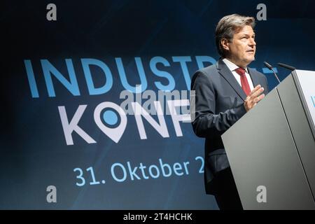 Industriekonferenz 2023 von BMWK und Bündnis für Zukunft der Industrie - Robert Habeck, Bundeswirtschaftsminister, während seiner Keynote zur Eröffnung der KonferenzIndustriekonferenz 2023 von BMWK und Bündnis für Zukunft der Industrie - Robert Habeck, Bundeswirtschaftsminister, während seiner Keynote zur Eröffnung der Konferenz, Berlin Berlin Deutschland Eventlocation Radialsystem *** Industriekonferenz 2023 des BMWK und Allianz für die Zukunft der Industrie Robert Habeck, Bundeswirtschaftsminister, während seiner Keynote bei der Eröffnung der Konferenz Industriekonferenz 2023 des BMWK Stockfoto