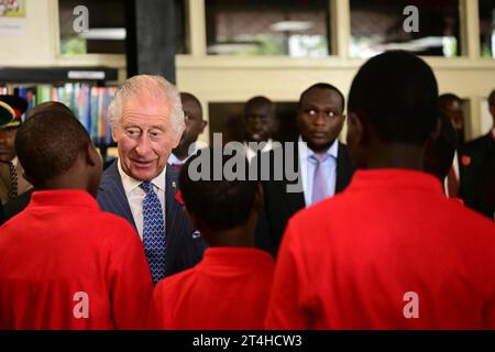 König Karl III. Trifft junge Menschen, die an einer Prince's Trust International (PTI) Enterprise Challenge teilnehmen, während eines Besuchs in der Eastlands Library in Nairobi, am ersten Tag des Staatsbesuchs in Kenia. Bilddatum: Dienstag, 31. Oktober 2023. Stockfoto