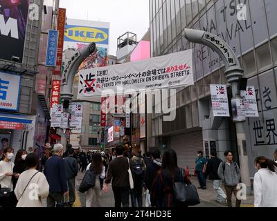 Tokio. 31. Oktober 2023. Dieses Foto, das am 31. Oktober 2023 aufgenommen wurde, zeigt Banner und Plakate mit Slogans mit der Aufschrift „No Events for Halloween on Shibuya Streets“ in Shibuya, Tokio, Japan. Quelle: Zhang Xiaoyu/Xinhua/Alamy Live News Stockfoto