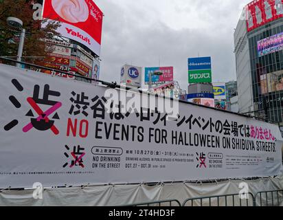 Tokio. 31. Oktober 2023. Dieses Foto, das am 31. Oktober 2023 aufgenommen wurde, zeigt ein Banner mit dem Slogan „No Events for Halloween on Shibuya Streets“ in Shibuya, Tokio, Japan. Quelle: Zhang Xiaoyu/Xinhua/Alamy Live News Stockfoto