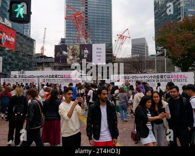 Tokio. 31. Oktober 2023. Dieses Foto, das am 31. Oktober 2023 aufgenommen wurde, zeigt Banner mit Slogans mit der Aufschrift „No Events for Halloween on Shibuya Streets“ in Shibuya, Tokio, Japan. Quelle: Zhang Xiaoyu/Xinhua/Alamy Live News Stockfoto