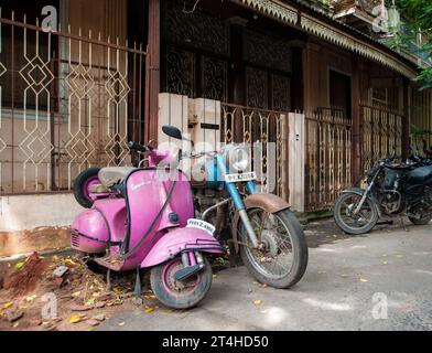 Pondicherry Indien – Juni 2023: Motorroller und Fahrräder auf den Straßen von Pondicherry. Ein königliches Enfield, verliebt in eine Vespa. Stockfoto