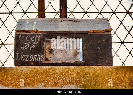 Reliquienkasten mit Knochen von Le Ceff de Lezobré in der Chapelle de Kermaria an Isquit, Plouha, Bretagne, Bretagne, Frankreich Stockfoto