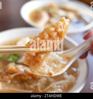 Köstliches, frittiertes spanisches Makrelenfilet mit Reis und Nudeln in dicker Suppe in Tainan, Taiwan. Stockfoto