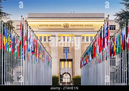 GENF, SCHWEIZ - 2. OKTOBER 2023: Das Büro der Vereinten Nationen in Genf mit den Flaggen der Mitgliedsländer. Stockfoto