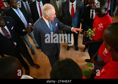 König Karl III. Trifft junge Menschen, die an einer Prince's Trust International (PTI) Enterprise Challenge teilnehmen, während eines Besuchs in der Eastlands Library in Nairobi, am ersten Tag des Staatsbesuchs in Kenia. Bilddatum: Dienstag, 31. Oktober 2023. Stockfoto