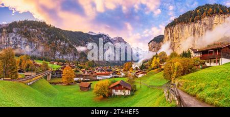 Lauterbrunnen, Schweiz wunderschönes Morgenpanorama während der Herbstsaison. Stockfoto