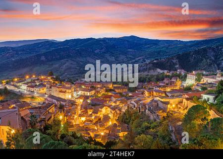 Stilo, Italien von oben bei Sonnenaufgang. Stockfoto