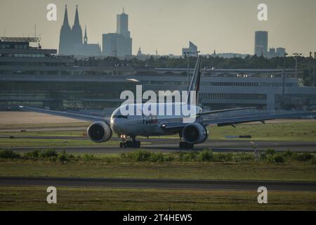 Flughafen KölnBonn Konrad Adenauer im Herbst ein Flugzeug der Firma FedEx landet am KölnBonner Flughafen vor der Skyline mit dem Kölner Dom Köln Flughafen KölnBonn NRW Deutschland *** CologneBonn Flughafen Konrad Adenauer im Herbst landet Ein FedEx-Flugzeug am CologneBonn Airport vor der Skyline mit dem Kölner Dom Köln Flughafen CologneBonn NRW Deutschland Copyright: xBEAUTIFULxSPORTS/Derixx Credit: Imago/Alamy Live News Stockfoto