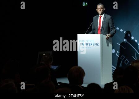 Berlin, Deutschland. 31. Oktober 2023. Wally Adeyemo, stellvertretender Staatssekretär des US-Finanzministeriums, spricht auf der Industriekonferenz. Die Industriekonferenz 2023 des Bundesministeriums für Wirtschaft und Technologie wird sich mit Herausforderungen für den Wandel und aktuellen Entwicklungen in der Industriepolitik befassen. Quelle: Hannes P. Albert/dpa/Alamy Live News Stockfoto