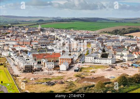 Poundbury, Dorchester, Dorset, Großbritannien. 31. Oktober 2023. Luftaufnahme der letzten Bauphase im Dorf Poundbury bei Dorchester in Dorset. Poundbury wurde auf dem Land des Herzogtums Cornwall erbaut und hat die Unterstützung von König Karl III., der seit dem ersten Baubeginn im Jahr 1993 häufig besucht hat. Es ist geplant, dass sie bis 2025 fertiggestellt wird. Bildnachweis: Graham Hunt/Alamy Live News Stockfoto