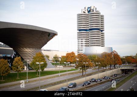 München, Deutschland. Oktober 2023. BMW Zentrale Vierzylinder. Herbststimmung am 29.10.2023 im Olympiapark München. -- BMW HQ BMW-Vierzylinder - BMW Vierzylinder Herbsteindruck am 29. Oktober 2023 im Olympiapark München. (Foto: Alexander Pohl/SIPA USA) Credit: SIPA USA/Alamy Live News Stockfoto