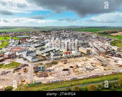 Poundbury, Dorchester, Dorset, Großbritannien. 31. Oktober 2023. Luftaufnahme der letzten Bauphase im Dorf Poundbury bei Dorchester in Dorset. Poundbury wurde auf dem Land des Herzogtums Cornwall erbaut und hat die Unterstützung von König Karl III., der seit dem ersten Baubeginn im Jahr 1993 häufig besucht hat. Es ist geplant, dass sie bis 2025 fertiggestellt wird. Bildnachweis: Graham Hunt/Alamy Live News Stockfoto