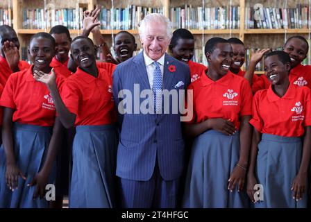 König Karl III. Trifft junge Menschen, die an einer Prince's Trust International (PTI) Enterprise Challenge teilnehmen, während eines Besuchs in der Eastlands Library in Nairobi, am ersten Tag des Staatsbesuchs in Kenia. Bilddatum: Dienstag, 31. Oktober 2023. Stockfoto