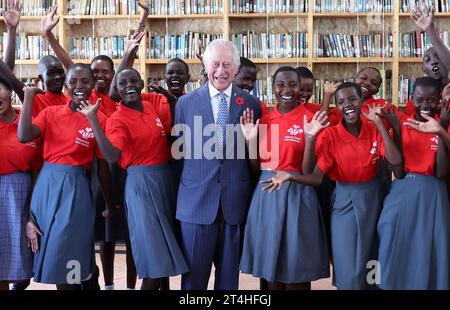 König Karl III. Trifft junge Menschen, die an einer Prince's Trust International (PTI) Enterprise Challenge teilnehmen, während eines Besuchs in der Eastlands Library in Nairobi, am ersten Tag des Staatsbesuchs in Kenia. Bilddatum: Dienstag, 31. Oktober 2023. Stockfoto