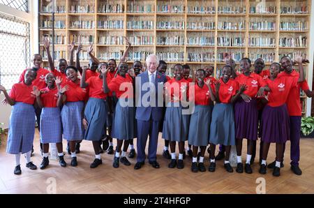 König Karl III. Trifft junge Menschen, die an einer Prince's Trust International (PTI) Enterprise Challenge teilnehmen, während eines Besuchs in der Eastlands Library in Nairobi, am ersten Tag des Staatsbesuchs in Kenia. Bilddatum: Dienstag, 31. Oktober 2023. Stockfoto