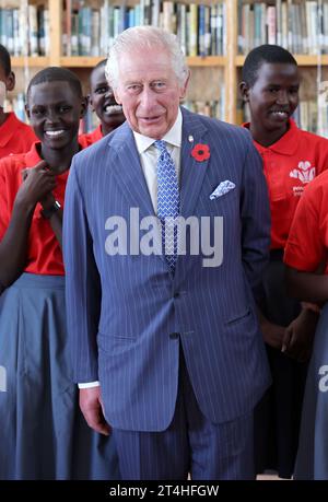 König Karl III. Trifft junge Menschen, die an einer Prince's Trust International (PTI) Enterprise Challenge teilnehmen, während eines Besuchs in der Eastlands Library in Nairobi, am ersten Tag des Staatsbesuchs in Kenia. Bilddatum: Dienstag, 31. Oktober 2023. Stockfoto