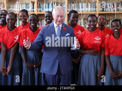 König Karl III. Trifft junge Menschen, die an einer Prince's Trust International (PTI) Enterprise Challenge teilnehmen, während eines Besuchs in der Eastlands Library in Nairobi, am ersten Tag des Staatsbesuchs in Kenia. Bilddatum: Dienstag, 31. Oktober 2023. Stockfoto