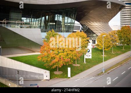 München, Deutschland. Oktober 2023. Herbststimmung am 29.10.2023 im Olympiapark München. -- Herbsteindruck am 29. Oktober 2023 im Olympiapark in München. (Foto: Alexander Pohl/SIPA USA) Credit: SIPA USA/Alamy Live News Stockfoto