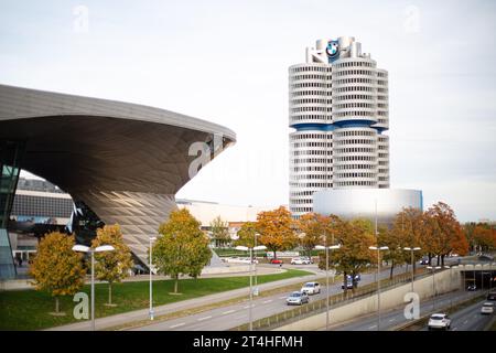 München, Deutschland. Oktober 2023. BMW Zentrale Vierzylinder. Herbststimmung am 29.10.2023 im Olympiapark München. -- BMW HQ BMW-Vierzylinder - BMW Vierzylinder Herbsteindruck am 29. Oktober 2023 im Olympiapark München. (Foto: Alexander Pohl/SIPA USA) Credit: SIPA USA/Alamy Live News Stockfoto