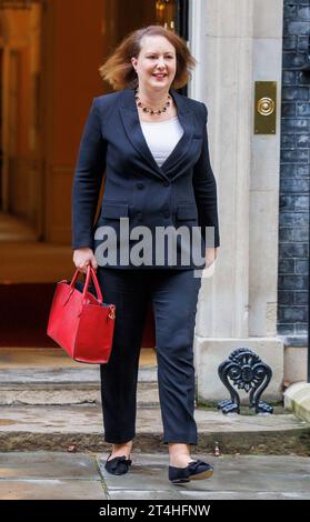 London, Großbritannien. 31. Oktober 2023. Victoria Prentis, Generalstaatsanwalt, verlässt Downing Street 10 nach einer Kabinettssitzung. Quelle: Mark Thomas/Alamy Live News Stockfoto