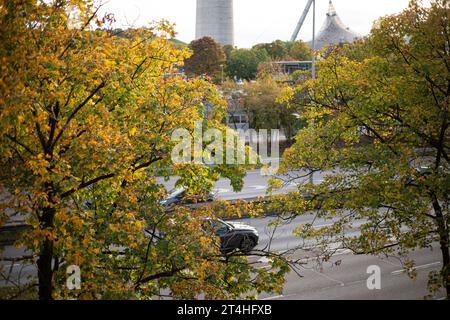 München, Deutschland. Oktober 2023. Herbststimmung am 29.10.2023 im Olympiapark München. -- Herbsteindruck am 29. Oktober 2023 im Olympiapark in München. (Foto: Alexander Pohl/SIPA USA) Credit: SIPA USA/Alamy Live News Stockfoto