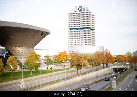 München, Deutschland. Oktober 2023. BMW Zentrale Vierzylinder. Herbststimmung am 29.10.2023 im Olympiapark München. -- BMW HQ BMW-Vierzylinder - BMW Vierzylinder Herbsteindruck am 29. Oktober 2023 im Olympiapark München. (Foto: Alexander Pohl/SIPA USA) Credit: SIPA USA/Alamy Live News Stockfoto