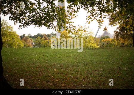 München, Deutschland. Oktober 2023. Herbststimmung am 29.10.2023 im Olympiapark München. -- Herbsteindruck am 29. Oktober 2023 im Olympiapark in München. (Foto: Alexander Pohl/SIPA USA) Credit: SIPA USA/Alamy Live News Stockfoto