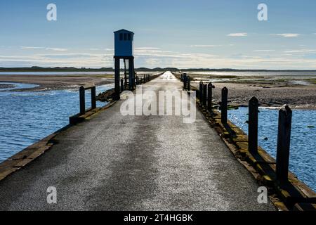 Der Lindisfarne Causeway zur Heiligen Insel und die Nothütte. Der Damm wird zweimal täglich von den Gezeiten überschwemmt. Northumberland, England, Großbritannien Stockfoto