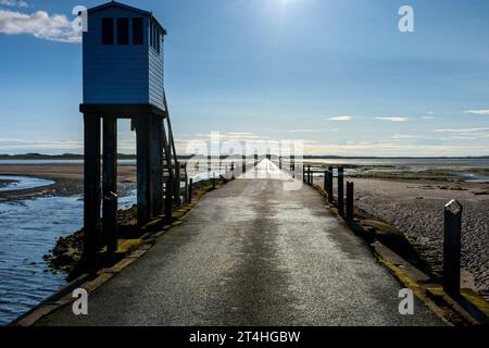 Der Lindisfarne Causeway zur Heiligen Insel und die Nothütte. Der Damm wird zweimal täglich von den Gezeiten überschwemmt. Northumberland, England, Großbritannien Stockfoto