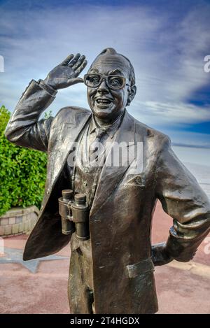 Die Statue des Komikers Eric Morecambe auf dem Abschlussball in Morecambe, seinem Geburtsort. Bring mir die Sonnenschein-Tanzposition. Stockfoto