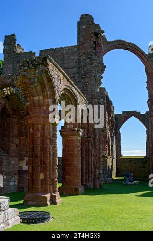 Priory Lindisfarne, Holy Island, Northumberland, England, Großbritannien. Das Kirchenschiff und der Rainbow Arch. Stockfoto