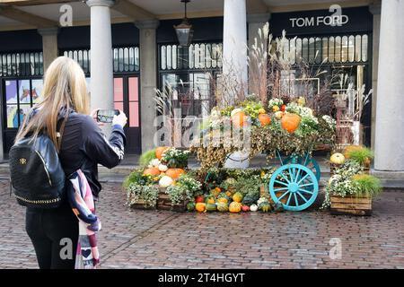 London, Großbritannien. 31. Oktober 2023. Eine Frau fotografiert Halloween-Ausstellung im Covent Garden in London, Großbritannien, 30. Oktober 2023. Quelle: Xinhua/Alamy Live News Stockfoto