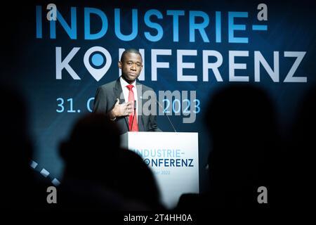 31. Oktober 2023, Berlin: Wally Adeyemo, stellvertretender Staatssekretär des US-Finanzministeriums, spricht auf der Industriekonferenz. Die Industriekonferenz 2023 des Bundesministeriums für Wirtschaft und Technologie wird sich mit Herausforderungen für den Wandel und aktuellen Entwicklungen in der Industriepolitik befassen. Foto: Hannes P. Albert/dpa Stockfoto