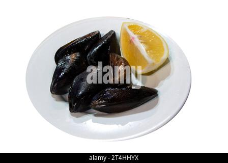 Midye dolmasi ist eine gefüllte Muschel, die ein traditionelles türkisches Essen ist. Stockfoto