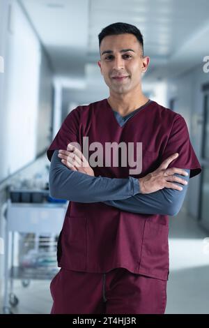 Porträt eines glücklichen männlichen Arztes mit Peelings im Krankenhaus Stockfoto