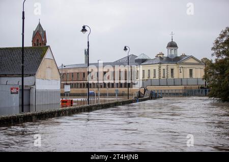 Hohe Wasserstände im Newry River in Newry Town, Co Down. In Teilen Nordirlands wurde von Überschwemmungen berichtet, wobei die Polizei die Menschen aufgrund einer gelben Regenwarnung vor Reisen warnte. Die Met Office Warning für Nordirland ist die zweithöchste Ebene und deckt die Countys Antrim, Down und Armagh ab. Bilddatum: Dienstag, 31. Oktober 2023. Stockfoto