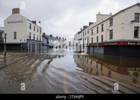 Überschwemmung auf Sugar Island in Newry Town, Co Down. In Teilen Nordirlands wurde von Überschwemmungen berichtet, wobei die Polizei die Menschen aufgrund einer gelben Regenwarnung vor Reisen warnte. Die Met Office Warning für Nordirland ist die zweithöchste Ebene und deckt die Countys Antrim, Down und Armagh ab. Bilddatum: Dienstag, 31. Oktober 2023. Stockfoto