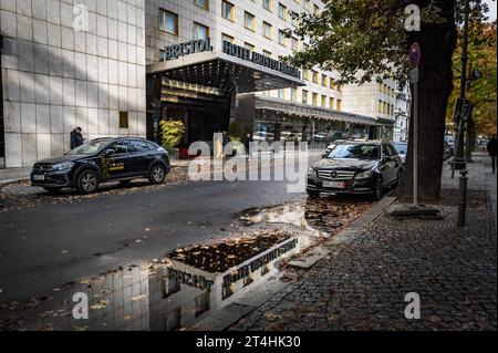 Berlin Charlottenburg Hotel Bristol Berlin, ehemals Kempinski, Fasanenstraße/Kurfürstendamm - 31.10.2023 Berlin *** Berlin Charlottenburg Hotel Bristol Berlin, ehemals Kempinski, Fasanenstraße Kurfürstendamm 31 10 2023 Berlin Credit: Imago/Alamy Live News Stockfoto