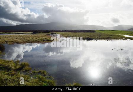 Ein atemberaubender Blick über den weiten Teich auf dem Mynydd Illtyd Common im Brecon Beacons National Park Powys mit einer atemberaubenden Wolkenspiegelung Stockfoto