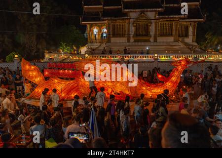 Vientiane, Laos. 30. Oktober 2023. Die Menschen nehmen am 30. Oktober 2023 an einer Parade mit einem leichten Boot in Luang Prabang, Laos, Teil. Das Boun Lai Heua Fai, ein Festival für leichte Boote, fand am Montag in der nördlichen laotischen Weltkulturerbestadt Luang Prabang statt. Quelle: Kaikeo Saiyasane/Xinhua/Alamy Live News Stockfoto