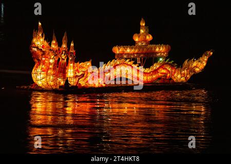 Vientiane. 30. Oktober 2023. Dieses Foto, aufgenommen am 30. Oktober 2023, zeigt ein leichtes Boot, das den Mekong entlang in Luang Prabang, Laos, schwimmt. Das Boun Lai Heua Fai, ein Festival für leichte Boote, fand am Montag in der nördlichen laotischen Weltkulturerbestadt Luang Prabang statt. Quelle: Kaikeo Saiyasane/Xinhua/Alamy Live News Stockfoto