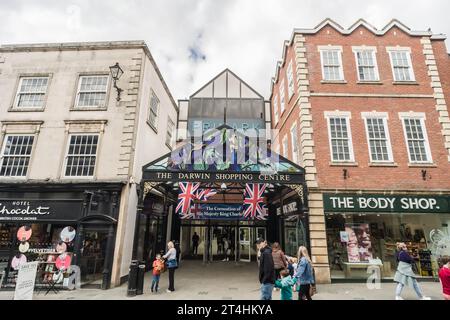 Shrewsbury, Shropshire, England, 1. Mai 2023. Menschen, die am Darwin Shopping Center vorbeilaufen, Einzelhandel, Tourismus und redaktionelle Reise Illustration. Stockfoto