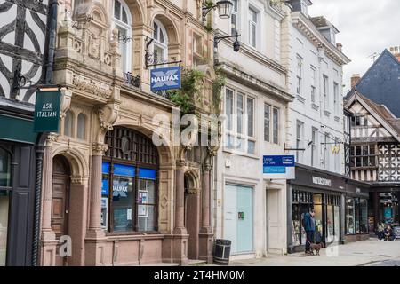 Shrewsbury, Shropshire, England, 1. Mai 2023. Halifax Bank mit Geldautomat auf der Hauptstraße, Reise- und Finanzredaktionelle Illustration. Stockfoto