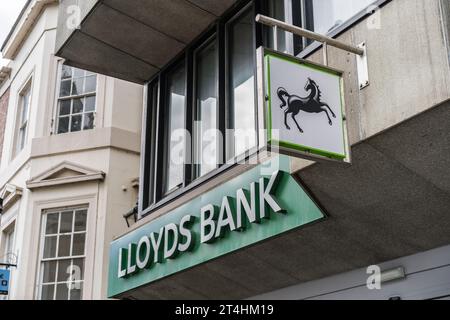 Shrewsbury, Shropshire, England, 1. Mai 2023. Lloyds Bank Logo auf brutalistischer Redaktion für Gebäude, Finanzen und Wirtschaft. Stockfoto