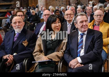 Nach siebenjaehriger Bau- und Planungszeit ist am Dienstag 31.10.2023 in der evangelischen Marktkirche in Hannover das umstrittene Reformationsfenster des Kuenstlers Markus Luepertz eingeweiht worden. Foto v.l.: Kuenstler Markus Luepertz Lüpertz so-yeon Schroeder-Kim Altbundeskanzler Gerhard Schroeder SPD, Schröder. Das Kunstwerk bringe Irritationen mit sich und ermoegliche so einen anderen Blick auf Martin Luther, sagte der hannoversche Landesbischof Ralf Meister im Einweihungsgottesdienst am Reformationstag vor rund 800 Besuchern: Wir sehen einen getriebenen, von Selbstzweifeln geplagten me Stockfoto